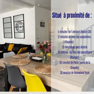 comedor con mesa y sillas amarillas en Maison entière 5 mn Roissy CDG/15 mn Parc Astérix en Le Mesnil-Amelot
