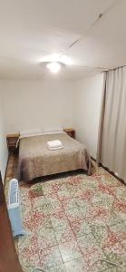 En eller flere senge i et værelse på Cómodo y tranquilo departamento céntrico
