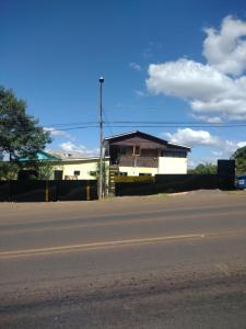 a building on the side of a road at Pousada Shalom in Barracão