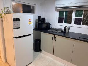 uma cozinha com um frigorífico branco e um balcão em Kenilworth House SC em Kenilworth
