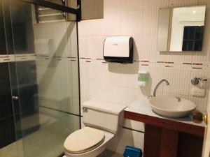 a bathroom with a toilet and a sink at Casa Blanca Guaviare Hostel in San José del Guaviare
