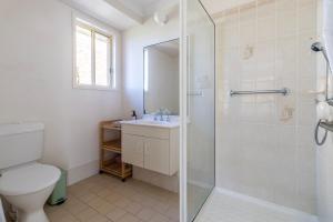 Un baño con ducha, inodoro y lavabo. en Waterside Retreat, en Sussex Inlet 22 fotos más