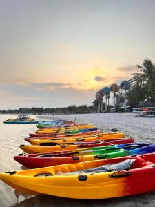 Ocean Senses Hotel في Ðông Thôn: مجموعة من الزوارق تصطف في الماء