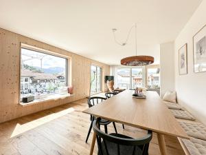 ein Esszimmer mit Tisch und Stühlen und einer Couch in der Unterkunft Maisonette Hochgrat in Oberstaufen