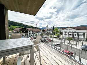 ein Balkon mit Tisch und Blick auf eine Stadt in der Unterkunft Maisonette Hochgrat in Oberstaufen