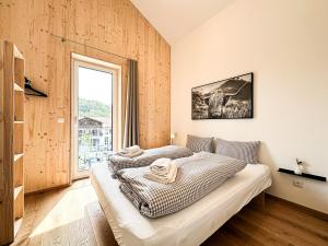 zwei Betten in einem Zimmer mit Fenster in der Unterkunft Maisonette Hochgrat in Oberstaufen