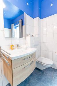 un baño con lavabo e inodoro en Hof Köhne - Altes Bauernhaus - Bauernwohnung, en Schmallenberg 30 fotos más