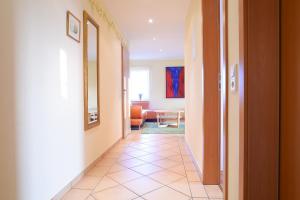 un pasillo con una habitación con una mesa en Hof Köhne - Altes Bauernhaus - Wohnung Dachstube rechts, en Schmallenberg