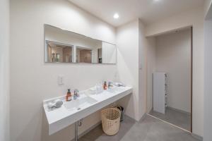 高山的住宿－KOMOREBI HOSTEL-your cozy place-，白色的浴室设有水槽和镜子
