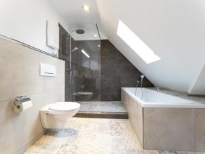 un baño con inodoro y bañera en Hof Köhne - Altes Bauernhaus - Jagdwohnung, en Schmallenberg 33 fotos más