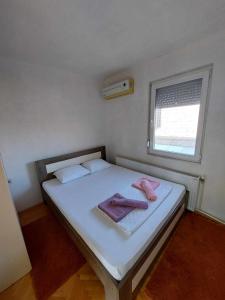 ein Schlafzimmer mit einem Bett mit zwei Handtüchern darauf in der Unterkunft Ceca & Dimi Apartments in Gevgelija