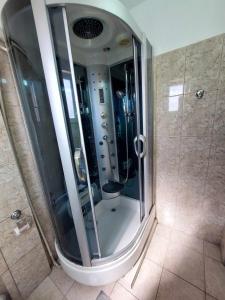 eine Dusche mit Glastür im Badezimmer in der Unterkunft Ceca & Dimi Apartments in Gevgelija + 29 Fotos