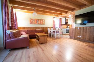 un soggiorno con un divano e un tavolo di Hof Köhne - Feldscheune rechts a Schmallenberg