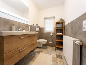 un bagno con lavandino e WC di Hof Köhne - Malerhaus a Schmallenberg Altre 31 foto