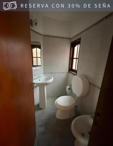a bathroom with a toilet and a sink at Cabaña Alpina del Centro in Chilecito
