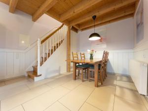 ein Esszimmer mit Tisch und Stühlen in der Unterkunft Hof Köhne - Haus am Reitplatz 2er in Schmallenberg