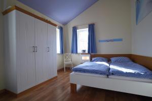 ein Schlafzimmer mit einem Bett mit blauen Kissen darauf in der Unterkunft Hof Köhne - Haus am Reitplatz 2er in Schmallenberg