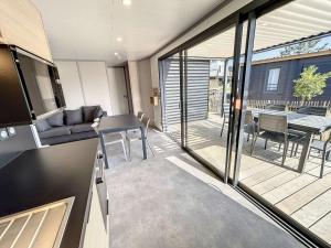 Zdjęcie z galerii obiektu Chalet VIP à Jullouville - 2 Chambres, Piscine Chauffée, Clim, WiFi, Proche Plage - FR-1-361-461 w mieście Jullouville-les-Pins +27 zdjęć