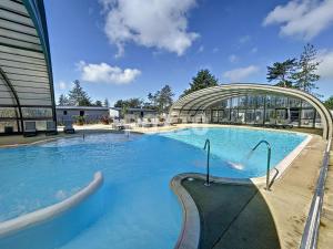 een groot zwembad voor een gebouw bij Chalet Jullouville, 4 pièces, 6 personnes - FR-1-361-477 in Jullouville-les-Pins