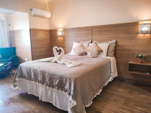 Zwei Schwäne sitzen auf einem Bett in einem Schlafzimmer in der Unterkunft Planet Dunas Residence in Aquiraz