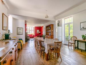 uma cozinha e sala de estar com mesa e cadeiras em Castle Hill House em Sidbury