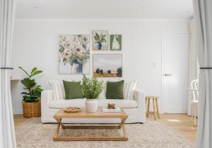 Гостиная зона в Parker Cottage