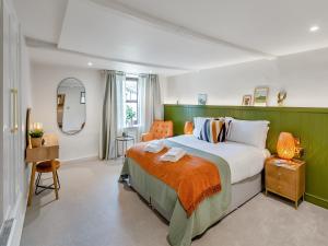 1 dormitorio con 1 cama grande y espejo en Family Retreat en Grassington