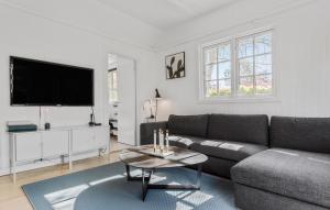 Μια τηλεόραση ή/και κέντρο ψυχαγωγίας στο 2 Bedroom Awesome Home In Hornbæk