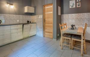 cocina con mesa, sillas y puerta en Pet Friendly Apartment In Gdansk, en Gdansk