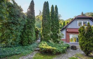 un grupo de árboles frente a una casa en Pet Friendly Apartment In Gdansk, en Gdansk 12 fotos más