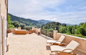 ピエトラサンタにある3 Bedroom Lovely Home In Pietrasantaの椅子と山の景色が楽しめる屋外パティオ