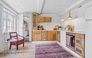 Η κουζίνα ή μικρή κουζίνα στο 4 Bedroom Cozy Home In Samsø