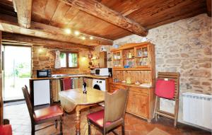 Kuchyň nebo kuchyňský kout v ubytování 1 Bedroom Stunning Home In Assignan