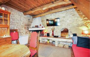 TV a/nebo společenská místnost v ubytování 1 Bedroom Stunning Home In Assignan + 7 fotografií