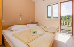 Posteľ alebo postele v izbe v ubytovaní Nice Apartment In Kampor With Wifi