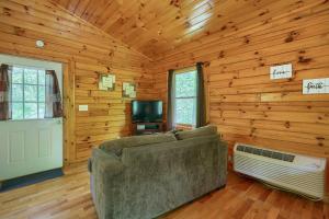 Μια τηλεόραση ή/και κέντρο ψυχαγωγίας στο Blue Rose Cabins - Overlook Cabin