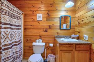 Ένα μπάνιο στο Blue Rose Cabins - Overlook Cabin