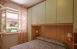 Ένα ή περισσότερα κρεβάτια σε δωμάτιο στο Awesome Apartment In Marcelli Di Numana