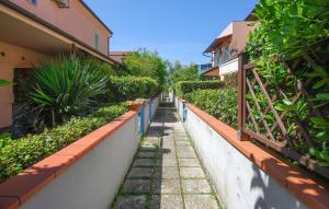 Κήπος έξω από το Awesome Apartment In Marcelli Di Numana