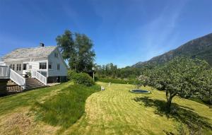 a white house with a yard with a frisbee at 3 Bedroom Stunning Home In Vikebygd in Vikebygd +14 photos