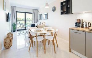 Dapur atau dapur kecil di Nice Apartment In Dziwnów With Kitchen