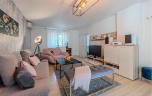ザダルにある3 Bedroom Beautiful Home In Zadarのソファとテレビのあるリビングルーム