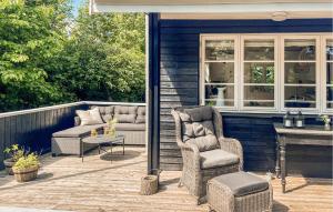 un patio con 2 sillas, un sofá y una mesa en Cozy Home In Haderslev With Wifi, en Haderslev 11 fotos más
