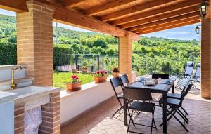 d'une terrasse avec une table, des chaises et une fenêtre. dans l'établissement Amazing Home In Preci With House A Mountain View, à Preci