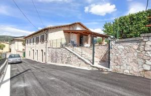 ein Steinhaus mit einem davor geparkt in der Unterkunft Amazing Home In Preci With House A Mountain View in Preci