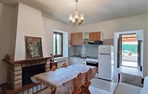 eine Küche mit einem Esstisch und einem Kamin in der Unterkunft Amazing Home In Preci With House A Mountain View in Preci