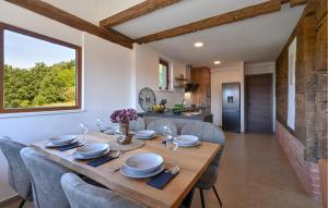 a dining room and kitchen with a table and chairs at 3 Bedroom Stunning Home In Mace in Mače