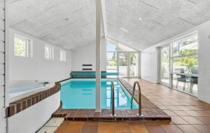 Bazén v ubytování Pet Friendly Home In Knebel With Indoor Swimming Pool nebo v jeho okolí