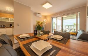 un soggiorno con tavolo da pranzo e una cucina di Awesome Apartment In Mrljane a Mrljane