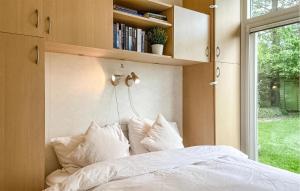 Schlafzimmer mit einem Bett mit weißer Bettwäsche und einem Fenster in der Unterkunft Lakehouse Reeuwijk in Reeuwijk